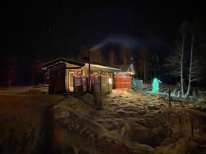 Luxury Aurora glass Igloo, hot tub & sauna cottage