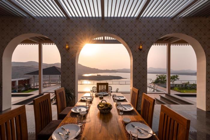 Lake Arches by StayVista - Lakeside villa with Infinity pool, Gazebo & Modern Greek interiors