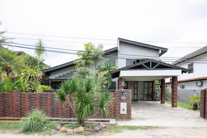 Kontor Mansion - 3 mins to Teluk Chempedak Beach & Private Pool