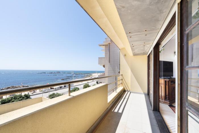 Host Wise - Spacious & Sunny Vintage Apartment at the Beach