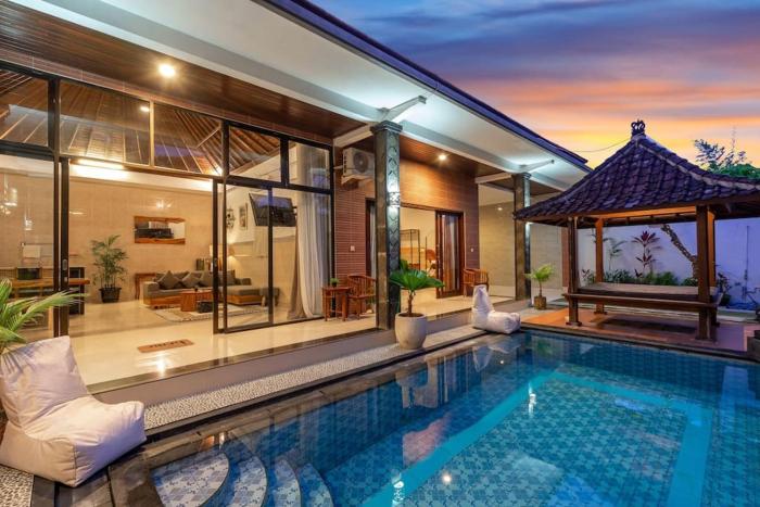 Luxury 3 bedroom villa - 200m to Beach *Gym Included*