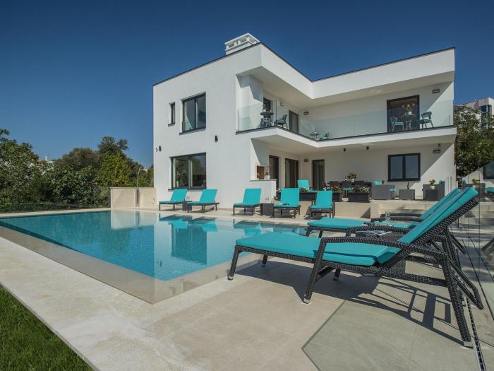 Villa in Pje ana by the Beach with Pool