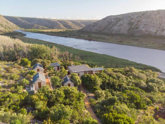 Thorn & Feather, Vermaaklikheid