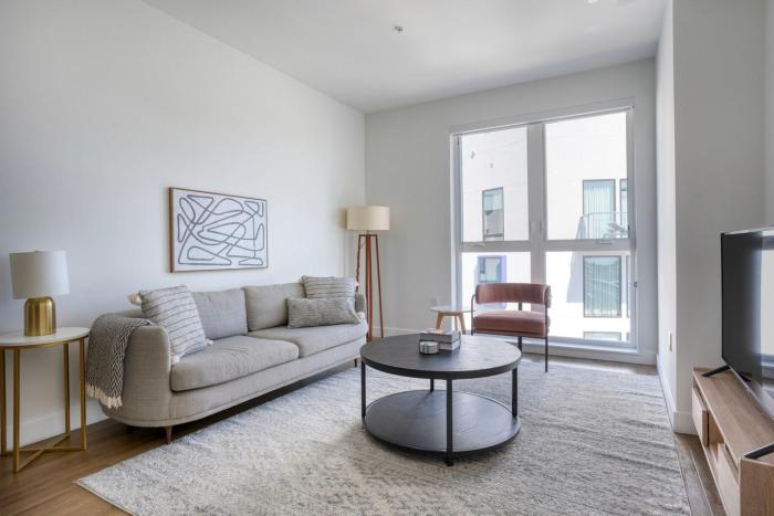 Culver City 1br w media room gym nr light rail LAX-1097