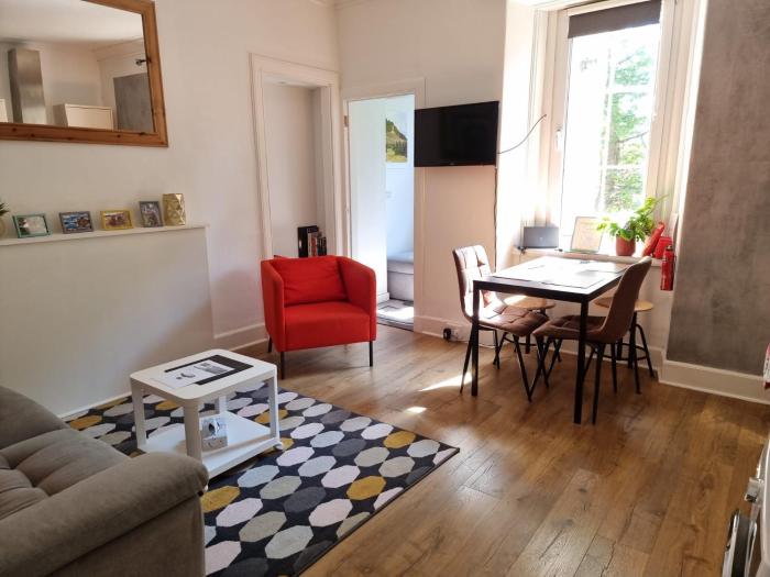 CHARMING VICTORIAN APARTMENT, close to centre