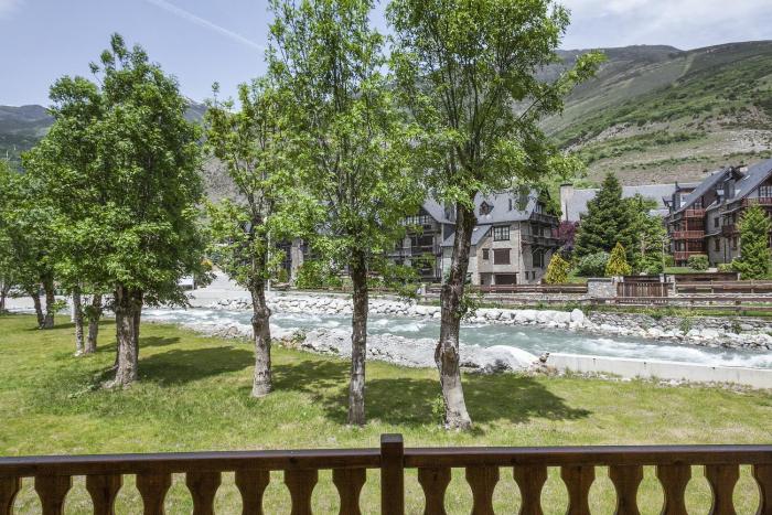 Arties Luxury Apartments con jardín