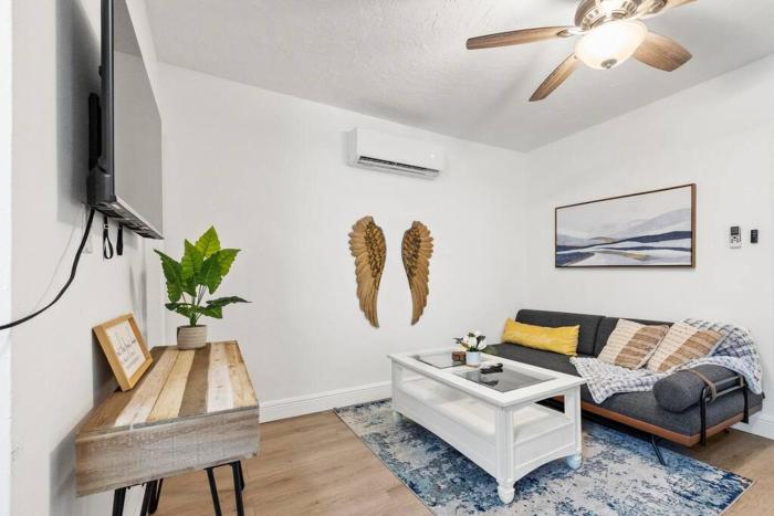 Intimate Casita Mia minutes away from Airport, Calle 8, Brickell, Coral Gables, The beach and more!