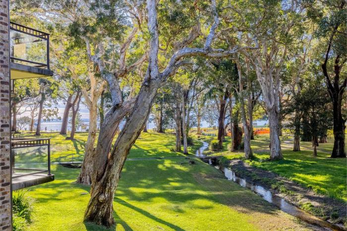 Bay Parklands 27 2 Gowrie Ave pool tennis court spa and views