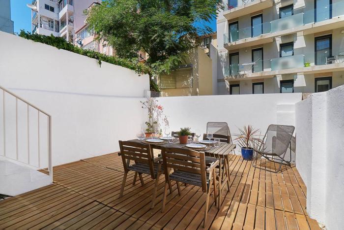 Modern flat with double patio right next to Estrela Gardens