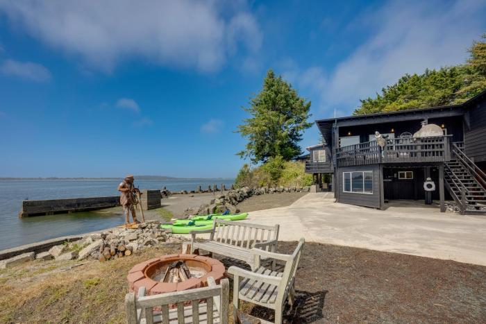 Waterfront Coos Bay Retreat w Kayaks!