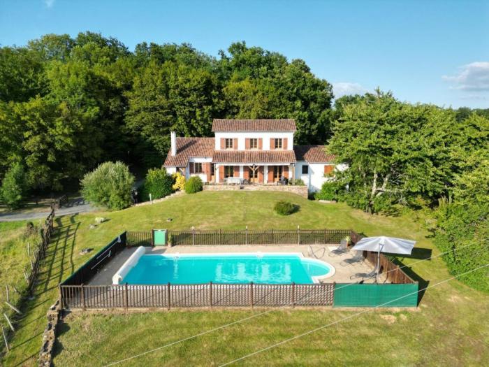 Maison spacieuse avec piscine privée, wifi et parking à Lanouaille - FR-1-616-335