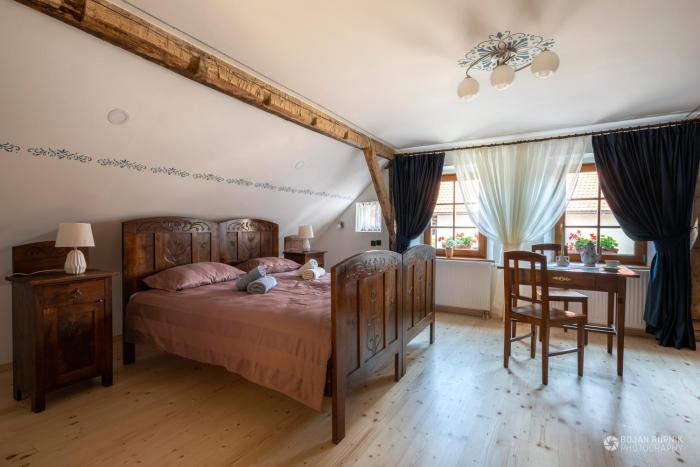 Notranjska hiša - traditional country house, close to the world attraction Cerknica lake