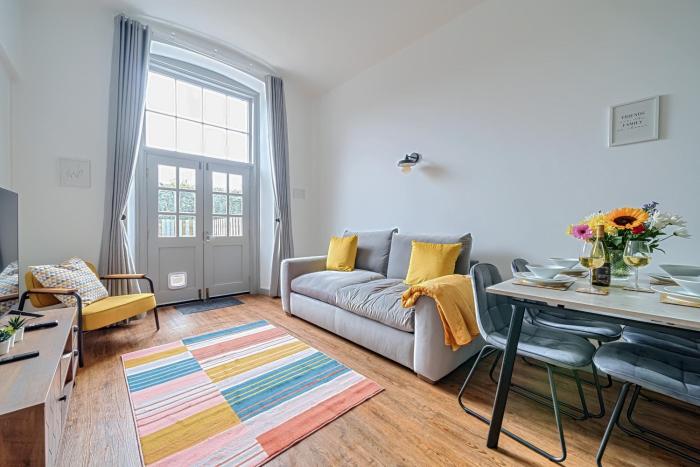 County House Escape - courtyard & free parking