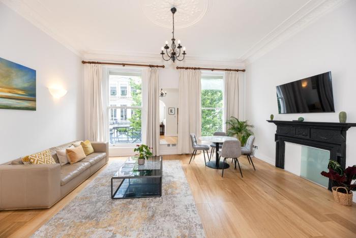2-Bedroom Victorian Apartment in Kensington
