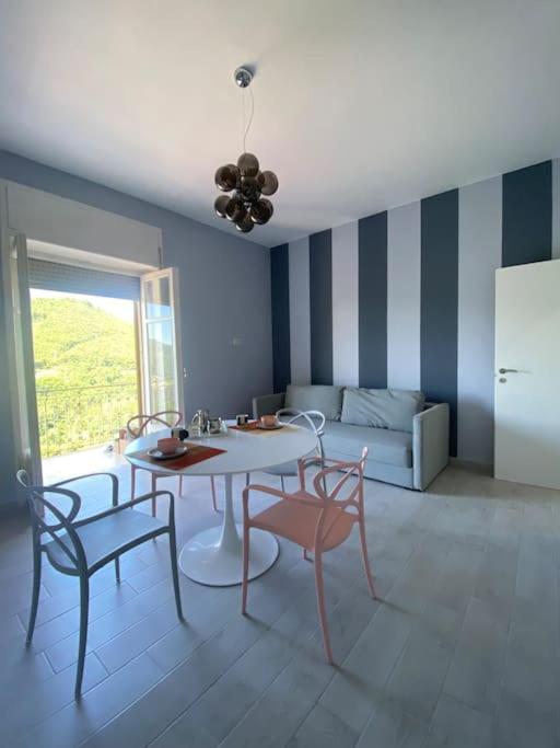 Una suite pop nel blu della Costiera