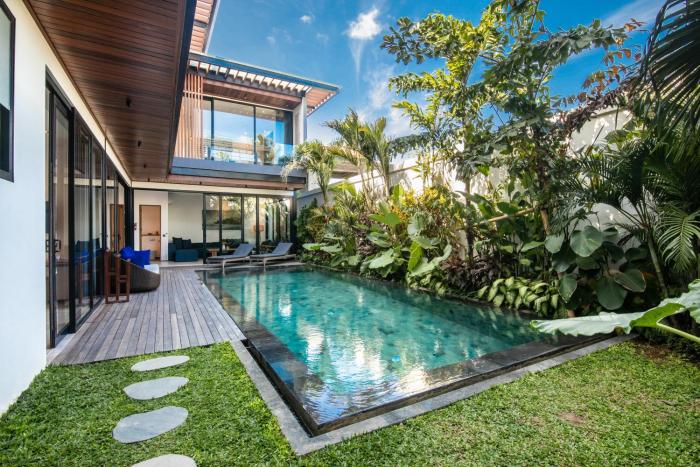 Elegant 5BR Villa Retreat Steps from Canggu Beach