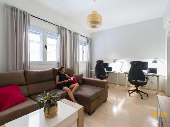 2 mins from Beach - Workstations - Parking - Bikes