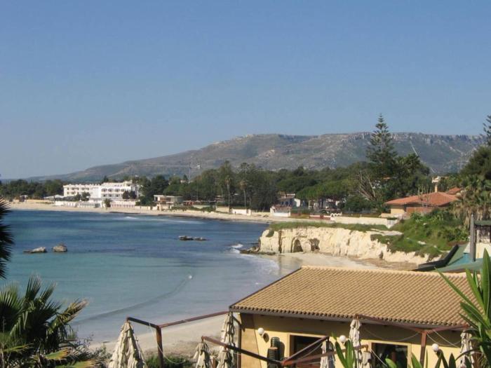 Apartment in villa with swimming pool 20 meters from the sea