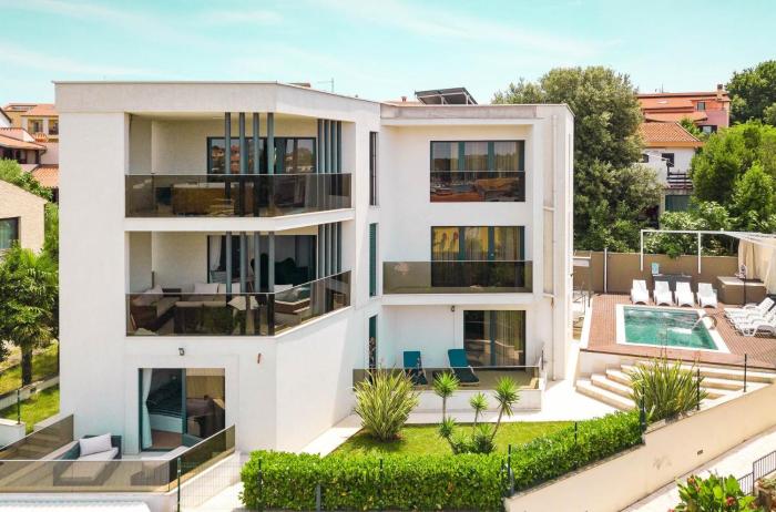 Luxury villa with sea view, pool and jacuzzi near the beach in the town of Pula by WiiBuk