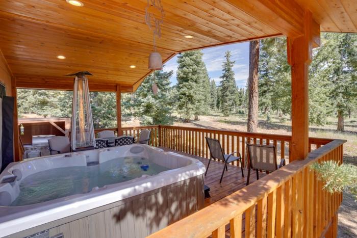 Spacious Duck Creek Village Cabin with Hot Tub!