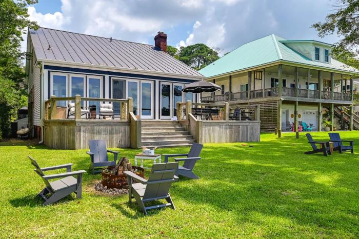 Pamlico River Vacation Rental with Deck and Fire Pit