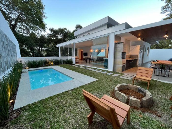 Casa 10 Floresta Boa Vista - Piscina Privativa, Adega e Conforto em 4 suítes