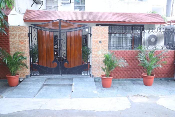 Fortune Home Service Apartment 3Bhk,B-57 Near Apollo Hospital