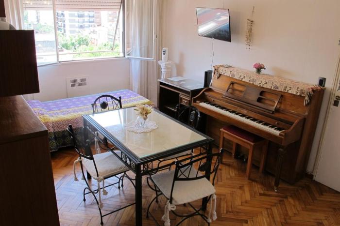 Hosp Italiano cómodo equipado con piano luz y sol Bienvenidos!