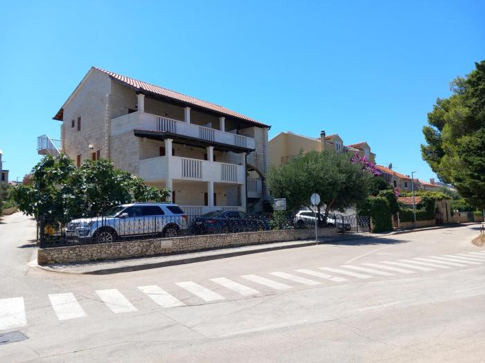 Apartments with a parking space Supetar, Brac - 21110