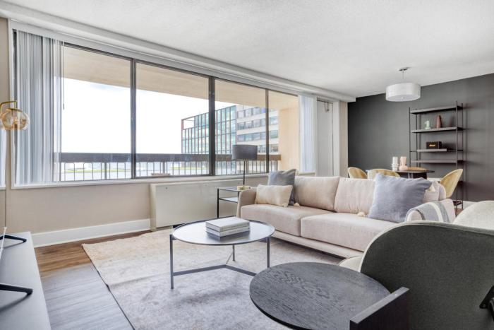 Crystal City 2BR w Gym Concierge nr Metro WDC-446