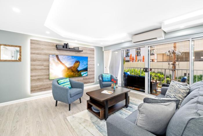 Fully Renovated 2BR and 2BA Near Waikiki Beach with Parking