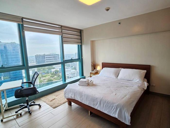 One Uptown BGC Modern & Spacious, Great Location, 200mbps & washer