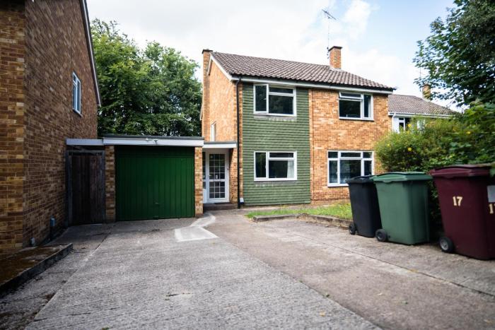 Charming 6-Bed House in Reading