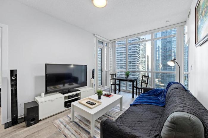 Classy 1BR plus DEN w Amazing skyline view and WFH