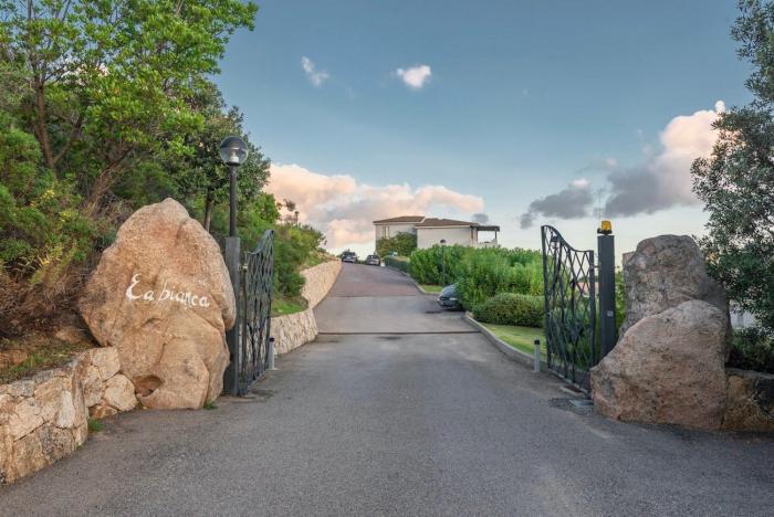 ISA-Residence with swimming-pool just 4 km from Baja Sardinia, apartments with outdoor private space and air conditioning