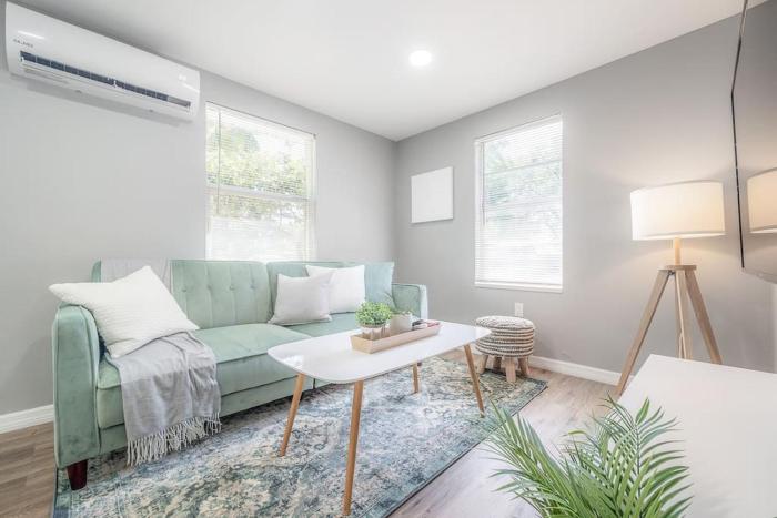 Newly Renovated Couple’s Retreat 2Bd1B with King Bed