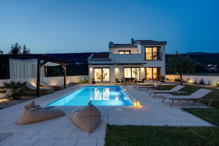 NEW Villa Anja is a 4 bedroom villa with a 32 sqm heated pool near Imotski