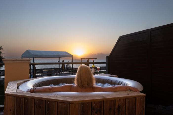 Venetico Beachfront Apartments & Suites - Sea View Suite