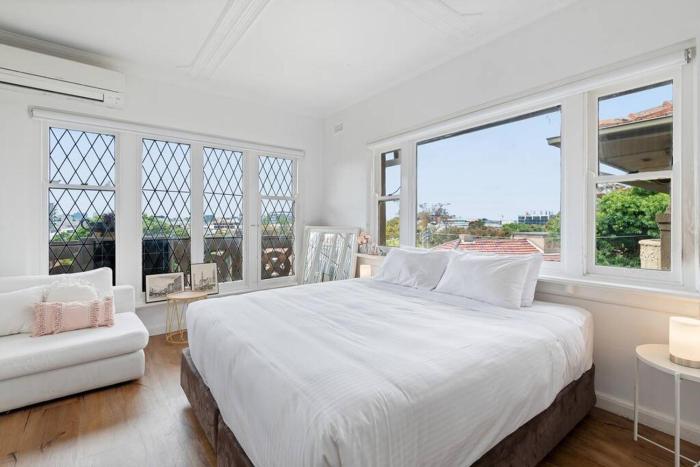 Large 1 Bdrm Light Filled with City Views, South Yarra
