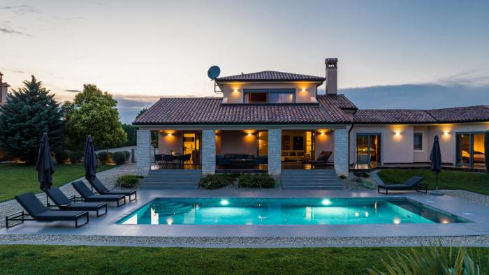 Villa Labin in Zartinj - luxury privacy heated pool with auto cover