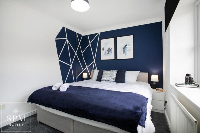 Large 3 Bed House - Long Stays Welcome - Smart TVs in Each Bedroom - Parking - Wifi