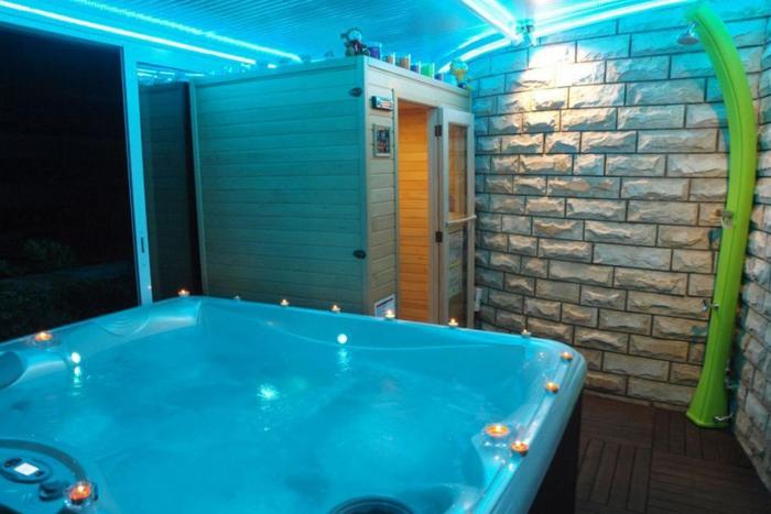 Apartments and rooms with hot tub Nin, Zadar - 5858