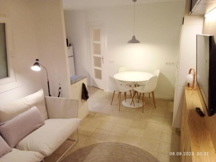 2 bedroom large modern apartment in Blanes Old Town 50m from the beach!