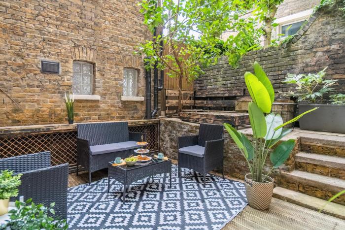 Funky Trendy 3 Bed 3 Bath with Patio in Dalston