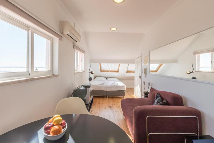 Bright Studio Apartment in Alfama, Lisbon, Historic Heart & Great Views - TTL99