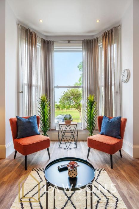 3-Bed, 3-Bath Apartment with Southsea Common Views