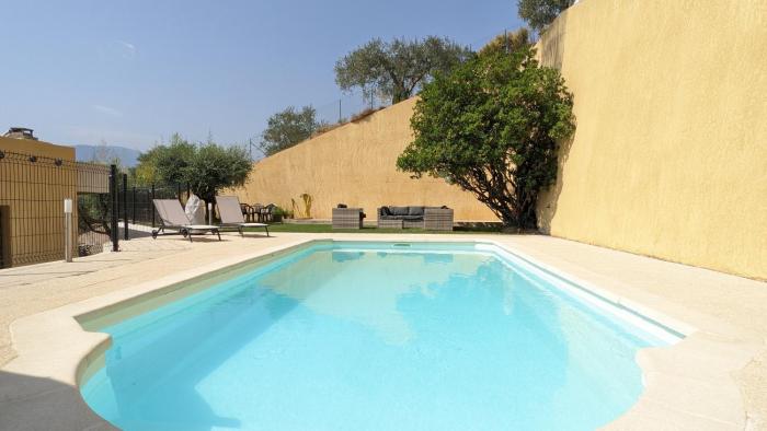 3 pièces dans villa avec piscine