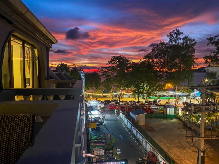 Big Boys Bed & Burger - Patong Beach