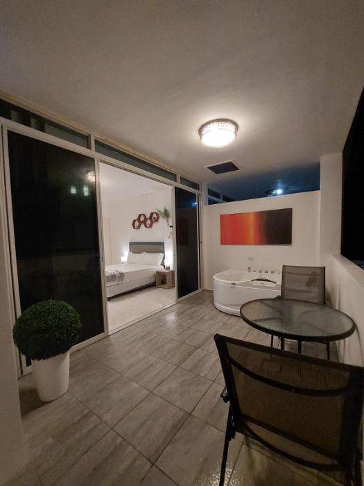 Bonsai Jacuzzi Suites