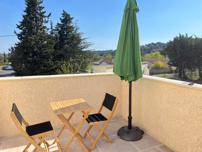 Studio terrasse avec une vue dégagée 3km Avignon